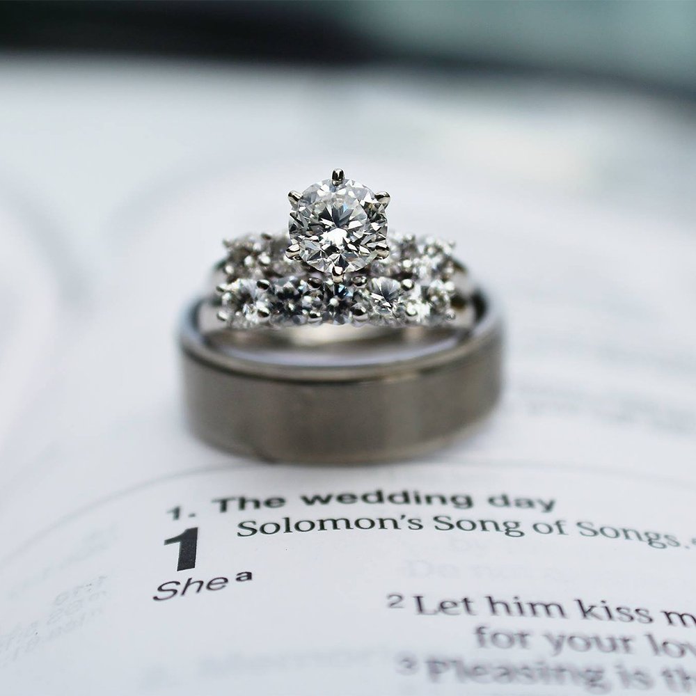 DesignerDiam0nd's tweet photo. WIR SIND VERLIEBT!
⁠
Die meisten unserer Verlobungsringe werden von uns selbst entworfen und mit viel Liebe zum Detail gefertigt. Wir sind jederzeit bereit, Anpassungen vorzunehmen, um Ihren Ring noch individueller zu gestalten.
⁠
#diamondsareforever pic by Jennifer Beebe https://t.co/PWPaPsZVVC
