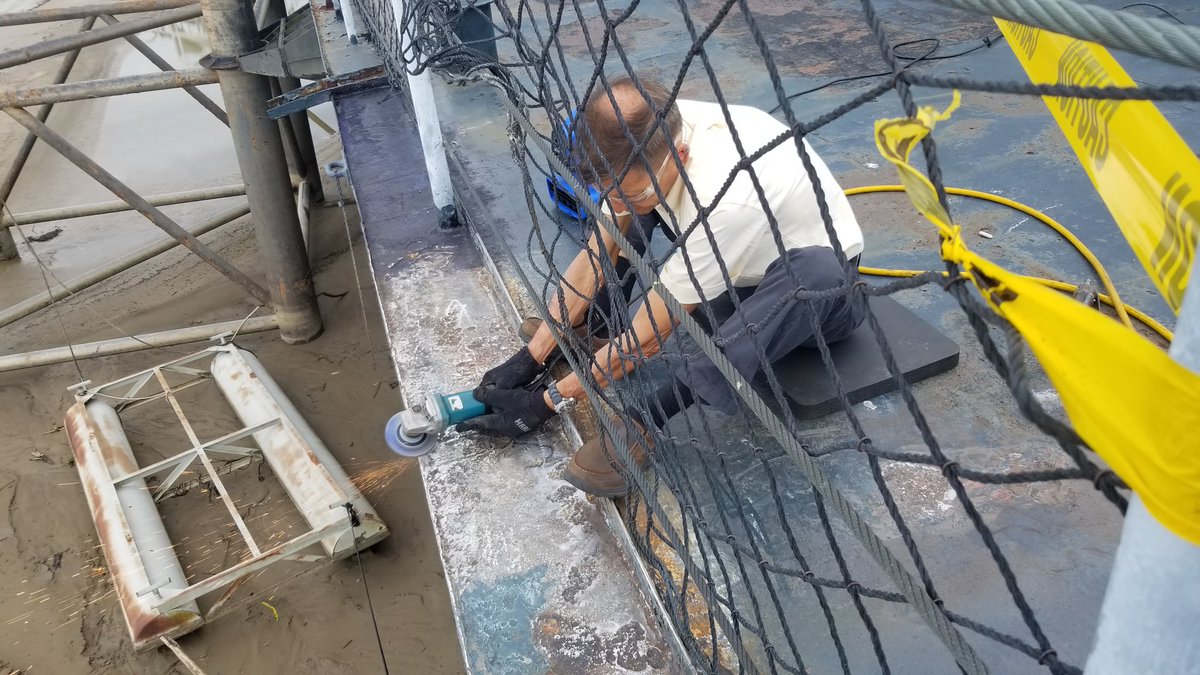 USSKIDD_DD661's tweet photo. Nathan Bergeron's scaling down outside of the waterway bar on the port side fantail, and applying rust treatment prior to painting.
#deckwork #boatswain #boatswainsmate #bosun #2ndDivision #CorrosionControl #paintprep #destroyer #museum #education #learningisfun https://t.co/NuUqTUOxfD
