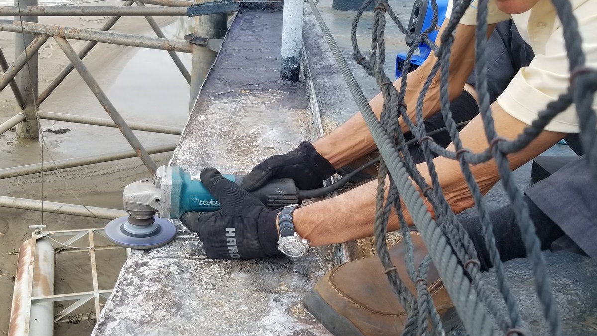 USSKIDD_DD661's tweet photo. Nathan Bergeron's scaling down outside of the waterway bar on the port side fantail, and applying rust treatment prior to painting.
#deckwork #boatswain #boatswainsmate #bosun #2ndDivision #CorrosionControl #paintprep #destroyer #museum #education #learningisfun https://t.co/NuUqTUOxfD