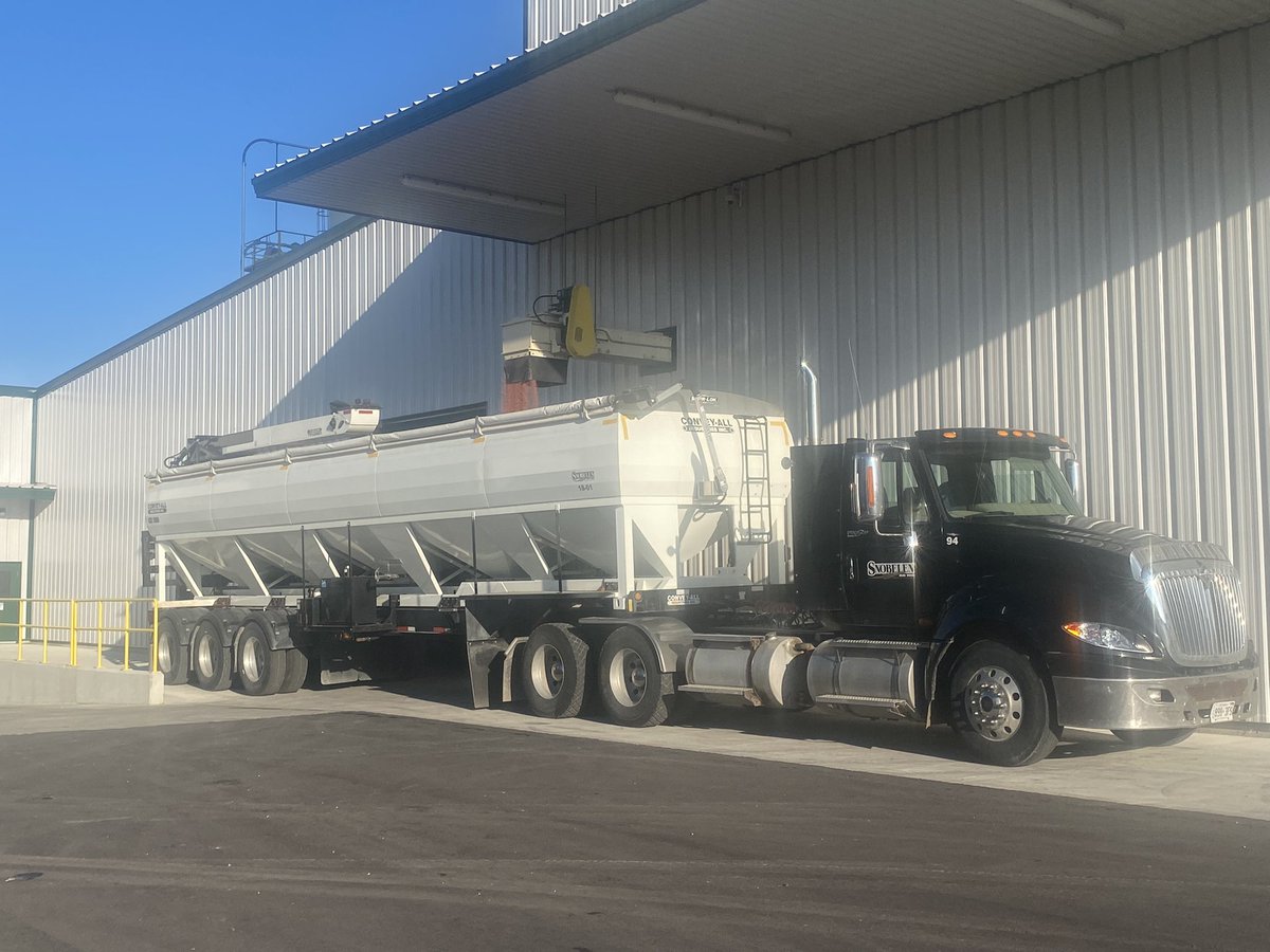 Beauty morning to load up some bulk #Marker SRW at our Palmerston facility. Beans are coming on fast, this wheat should hit the ground by the weekend. #ontag