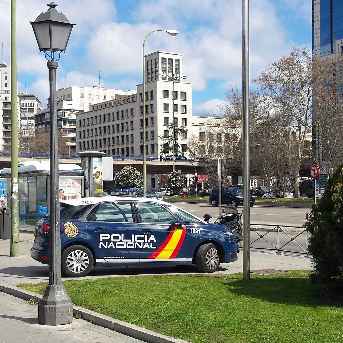 policia's tweet photo. #Buenosdías 🌞

☕ Café en mano
😃 Actitud positiva 

Y a por el #jueves

#SomosTuPolicía 💙 https://t.co/KQHYjSmq5x
