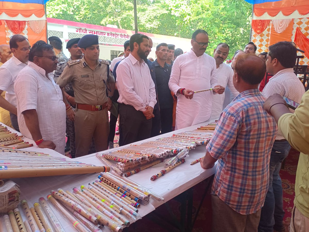 Respected <a href="/Dmpilibhit/">District Magistrate/ DEO Pilibhit</a> sir के नेतृत्व में आज जनपद पीलीभीत ने माननीय उपमुख्यमंत्री श्री   बृजेश पाठक जी का स्वागत किया।
मंत्री जी द्वारा #ODOP लाभार्थियों से वार्ता की  एवं ODOP (बांसुरी एवं वुड उत्पाद) स्टाल भी देखे
ये पल हम सभी के लिए ऊर्जावान एवं प्रेरित करने वाले थे।