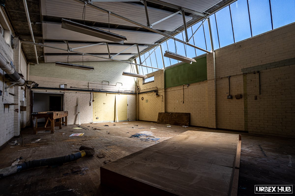 𝐖𝐨𝐛𝐮𝐫𝐧 𝐇𝐨𝐮𝐬𝐞 – 𝐓𝐡𝐞 𝐓𝐫𝐚𝐢𝐧𝐢𝐧𝐠 𝐖𝐨𝐫𝐤𝐬𝐡𝐨𝐩𝐬

These training workshops were used to allow the juveniles who attended Woburn House to develop skills to enable employment on their release.

Full report here:
urbexhub.com/woburn-house-t…

#urbex