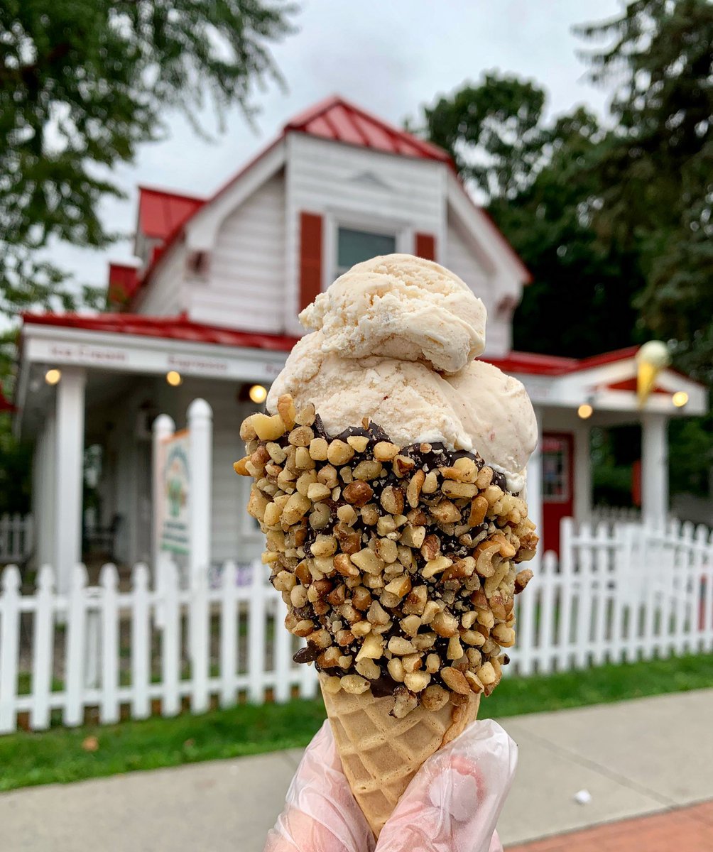 🍁Fall Store Hours🍁

Now open 12-10pm every day! Still open late night for all the ice cream, chocolate, coffee &amp; espresso that your heart desires ☕️✨

PS - How good does this Bananas Foster in a Walnut Waffle Cone look?!🤤

#emacksalbany #emackandbolios  #shoplocal #albanyny