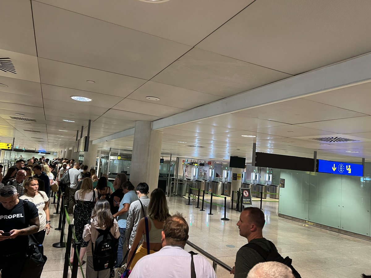 RichardBentall's tweet photo. Experiencing the benefits of Brexit at The airport in Barcelona. Queue on left is for non-EU passports; no wait whatsoever on the right for EU citizens. My thanks to all those who voted to leave. https://t.co/XiohSFJxuI
