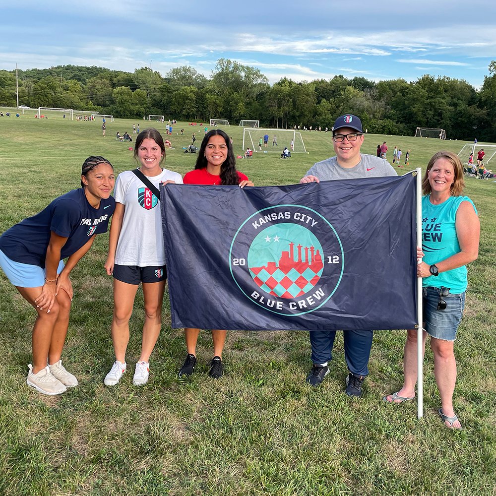 thekccurrent's tweet photo. Committed to growing the game of soccer for everyone in and around KC π
Our players loved being part of this equipment swap held by @LeavSocAssoc and getting to meet the future of soccer.
Shoutout to @kcbluecrew for encouraging families to #ShowUpKC! https://t.co/vs3k2xNM4r