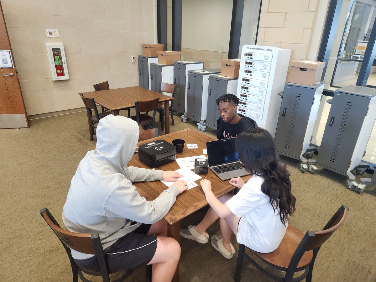 BergmanRHS's tweet photo. Ms. Van Antwerp's Prof. Comm. classes are studying styles of group communication through collaboration and using a breakout room model. High yield future ready strategies challenge these @2018Memorial students in several ways! Special thanks to @EdutechSparks and @jeanachetty! https://t.co/qCVsWR53dZ