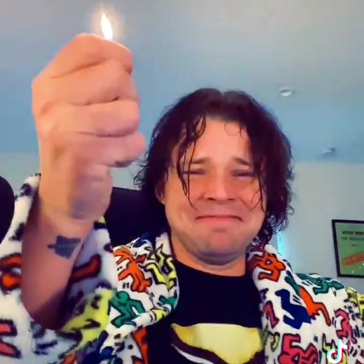 dontbeafooltpwk's tweet photo. “i dont wanna get older, i dont wanna get older” https://t.co/Kw4FeUFwPI