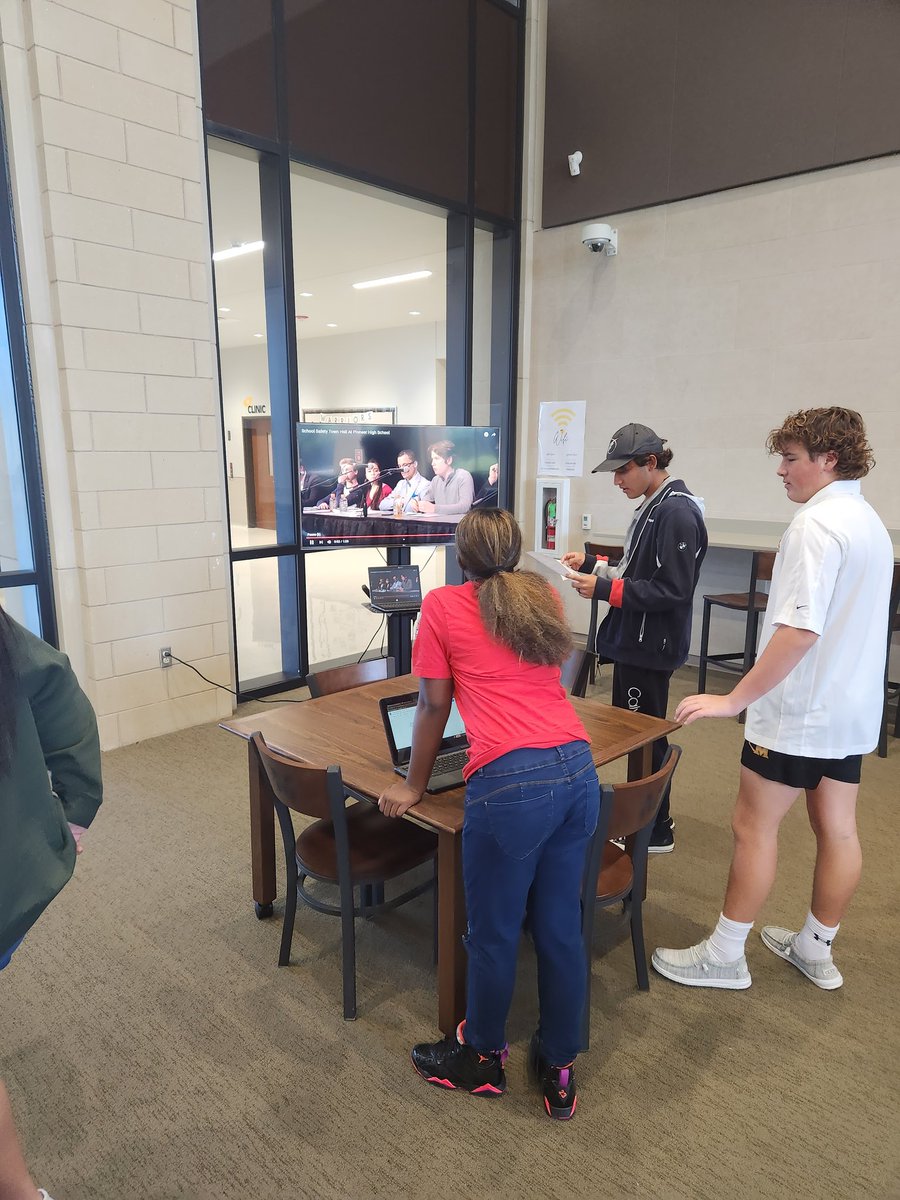 BergmanRHS's tweet photo. Ms. Van Antwerp's Prof. Comm. classes are studying styles of group communication through collaboration and using a breakout room model. High yield future ready strategies challenge these @2018Memorial students in several ways! Special thanks to @EdutechSparks and @jeanachetty! https://t.co/qCVsWR53dZ