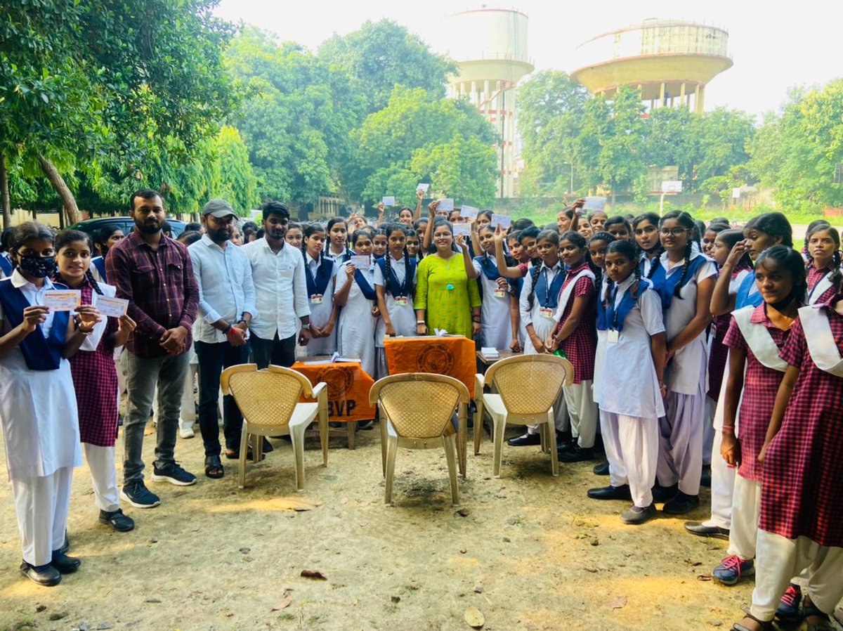 SakshiSinghIN's tweet photo. #ABVP_काशी_महानगर 
आज काशी महानगर के राजर्षि नगर के कार्यकर्ताओं द्वारा रानी मुरार कुमारी बालिका इंटर कॉलेज में सदस्यता अभियान चलाकर विद्यार्थियों की सदस्यता कराया गयी।

#JoinABVP https://t.co/oL6WvH9F6s