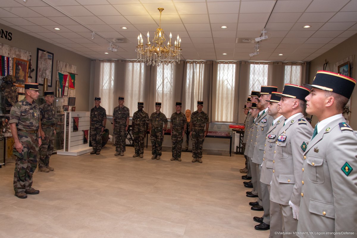 CDC_2eREG's tweet image. Remise de la fourragère régimentaire aux lieutenants nouvellement affectés au 2ème REG et au GSBdD de Saint-Christol. Etape clé dans l’intégration de ces jeunes officiers ayant choisi de servir à la #LegionEtrangere  

#2REG
#Armée2Terre