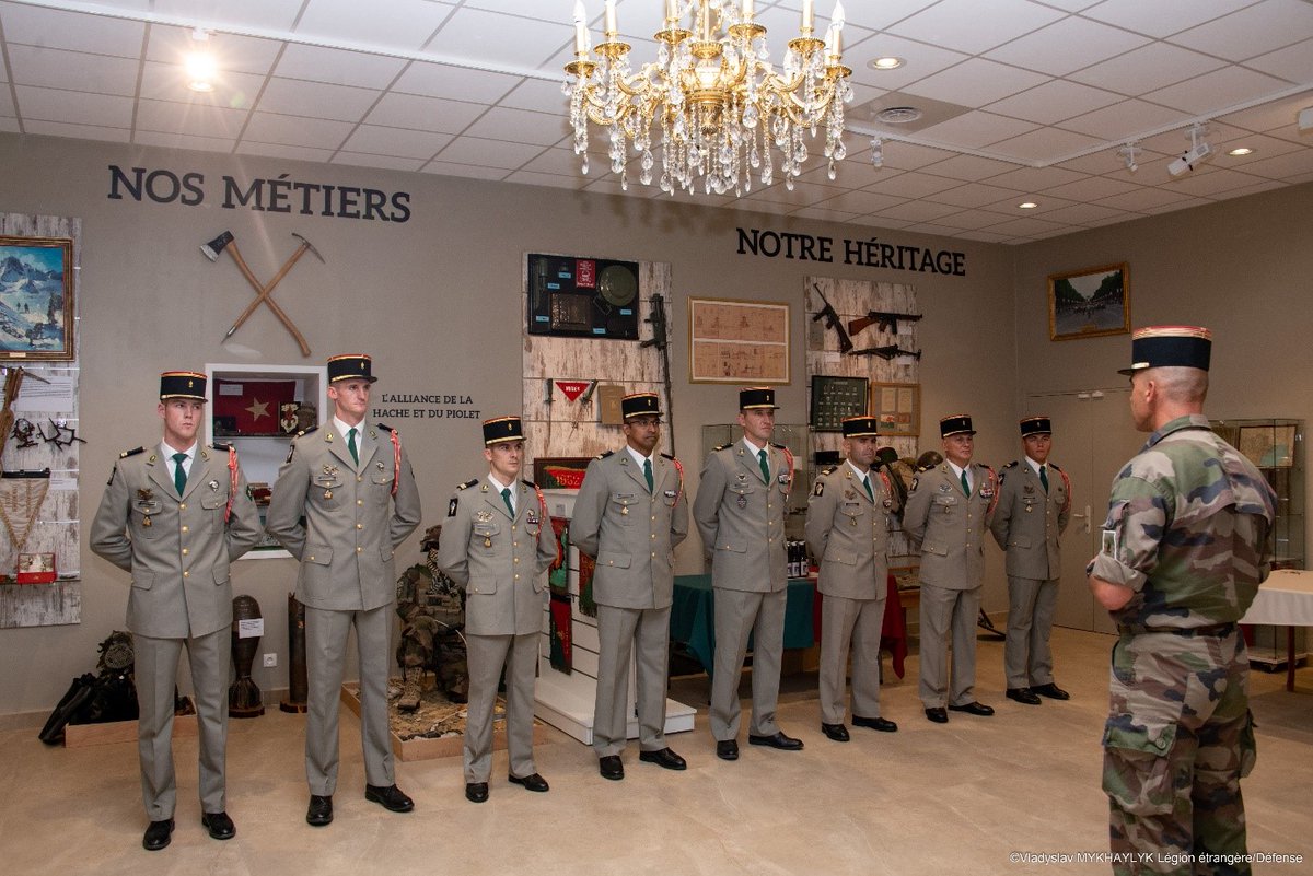 CDC_2eREG's tweet image. Remise de la fourragère régimentaire aux lieutenants nouvellement affectés au 2ème REG et au GSBdD de Saint-Christol. Etape clé dans l’intégration de ces jeunes officiers ayant choisi de servir à la #LegionEtrangere  

#2REG
#Armée2Terre