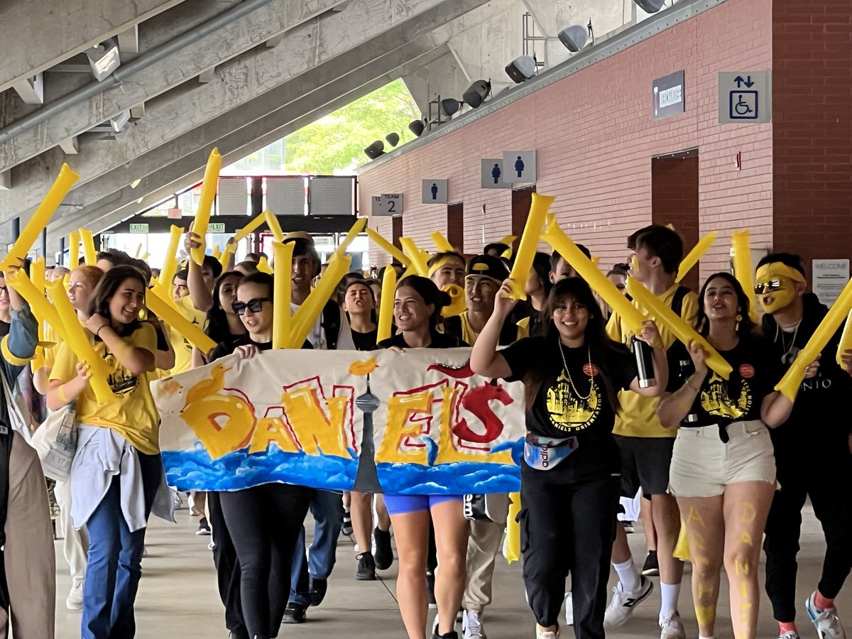 UofT's tweet image. #UofT’s tri-campus cheer-off is just getting started. Come join the fun! #UofTBackToSchool 📢 #UTogether