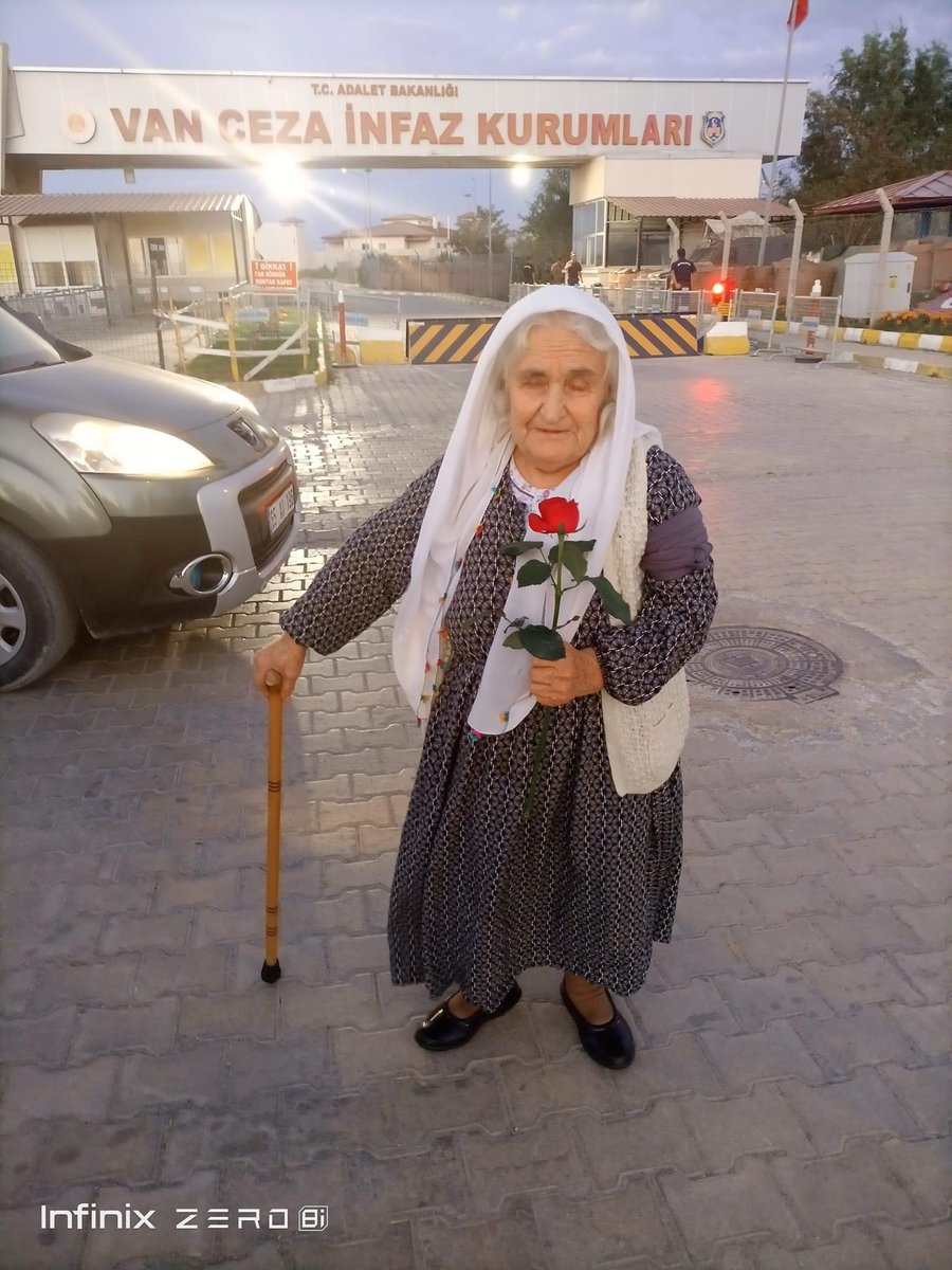 4 ay sonra özgürlüğüne kavuşan #MakbuleÖzer. 80 yaşındaki kadını 4 ay hapsederek utanmadınız mı?