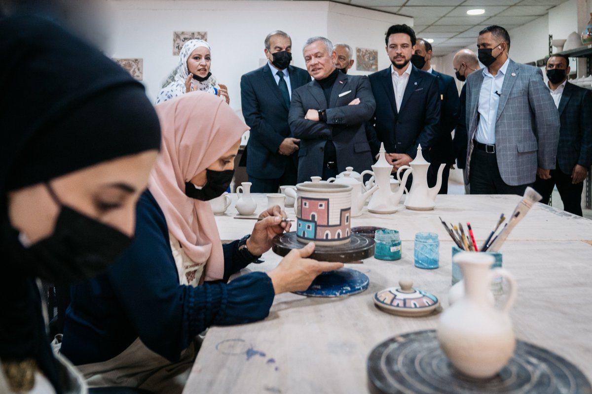 RHCJO's tweet photo. جلالة الملك عبدالله الثاني، يرافقه سمو الأمير الحسين بن عبدالله الثاني ولي العهد، يتفقد خلال زيارة لمدينة #السلط مشروع "سالتوس" لصناعة الفخار والخزف، الذي تأسس عام 2009 بدعم من مؤسسة إعمار السلط، ويوفر تجربة جاذبة للسياح #الأردن https://t.co/jYqnKgzk2N