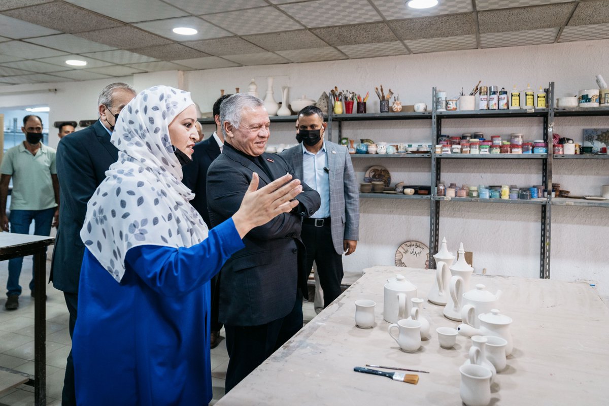 RHCJO's tweet photo. جلالة الملك عبدالله الثاني، يرافقه سمو الأمير الحسين بن عبدالله الثاني ولي العهد، يتفقد خلال زيارة لمدينة #السلط مشروع "سالتوس" لصناعة الفخار والخزف، الذي تأسس عام 2009 بدعم من مؤسسة إعمار السلط، ويوفر تجربة جاذبة للسياح #الأردن https://t.co/jYqnKgzk2N