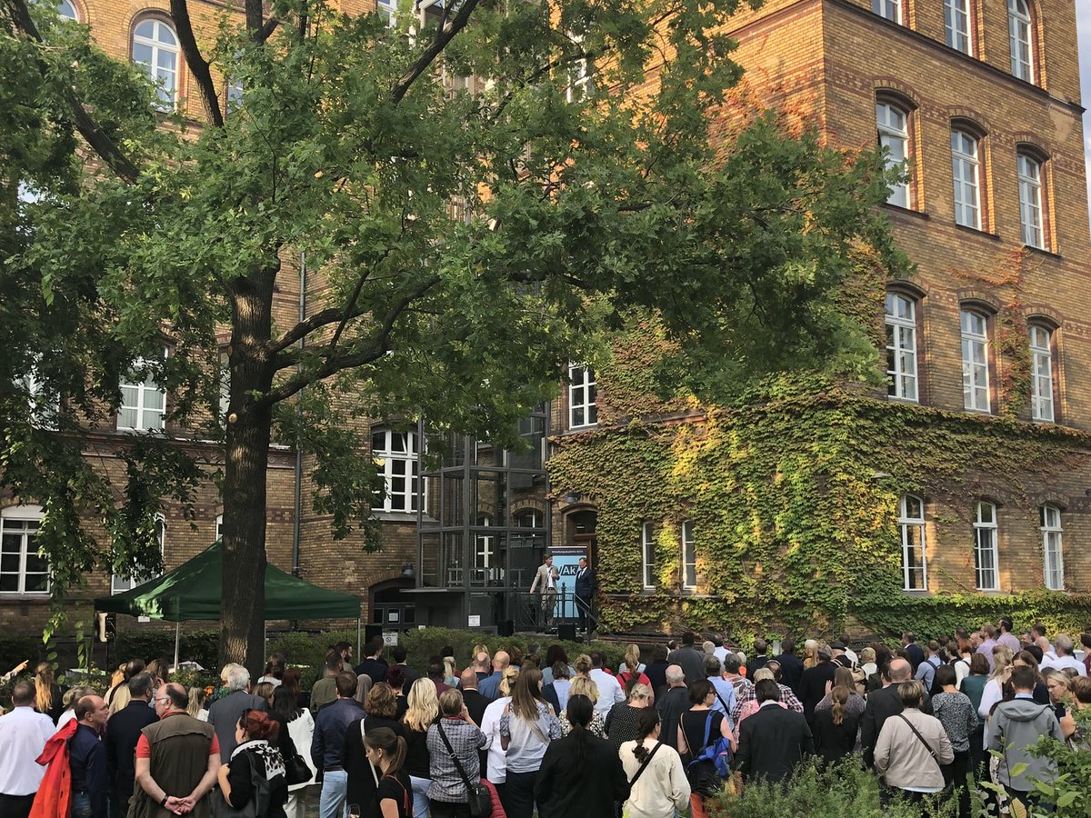 Heute bedanken wir uns bei unseren Dozent*innen für ihr Engagement mit unserem traditionellen Sommerfest. Dazu kommen viele Freund*innen der VAk aus den Berliner Behörden zum Netzwerken. Gemeinsam werden wir die Verwaltung weiter modernisieren &amp; die „neue Normalität“ gestalten.