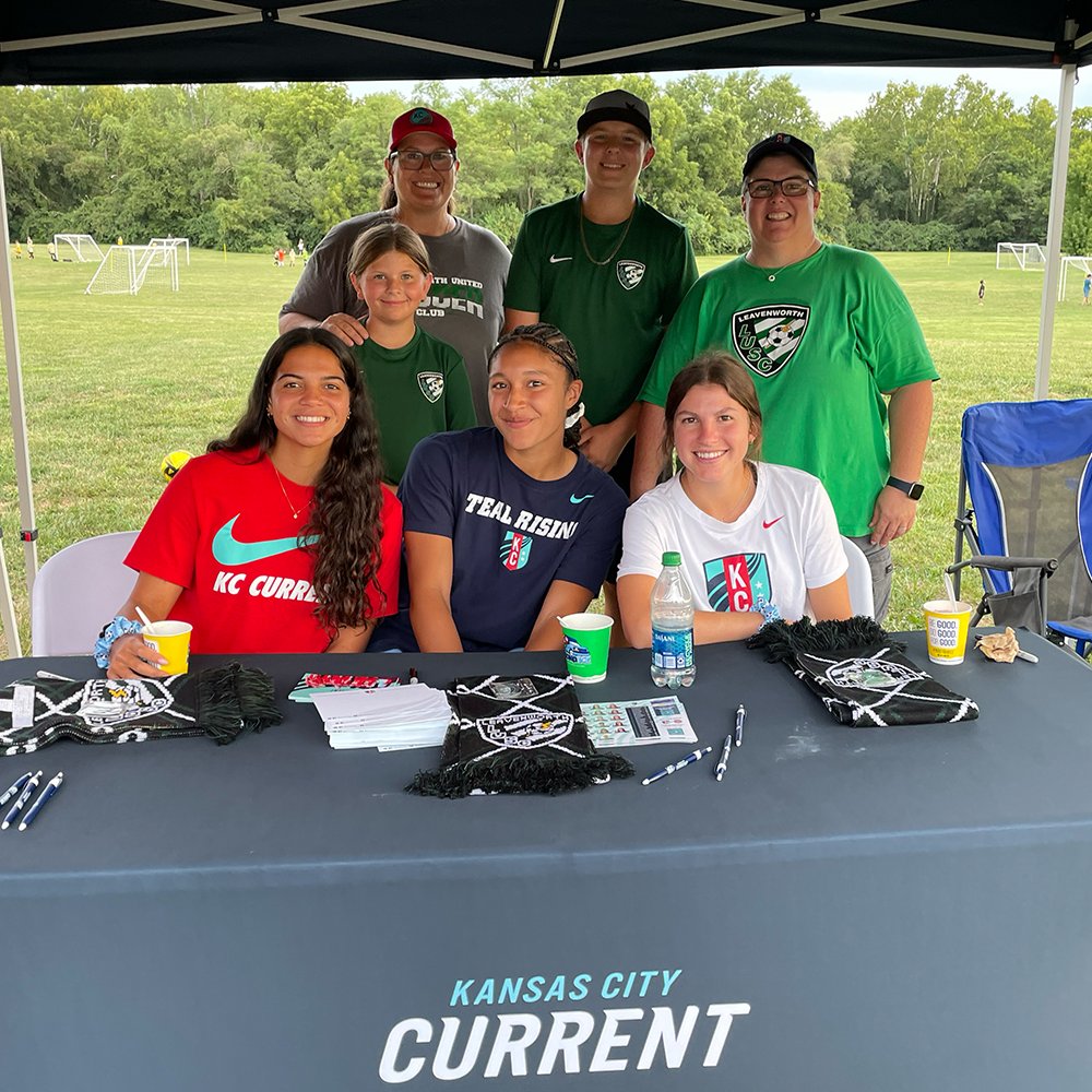 thekccurrent's tweet photo. Committed to growing the game of soccer for everyone in and around KC π
Our players loved being part of this equipment swap held by @LeavSocAssoc and getting to meet the future of soccer.
Shoutout to @kcbluecrew for encouraging families to #ShowUpKC! https://t.co/vs3k2xNM4r