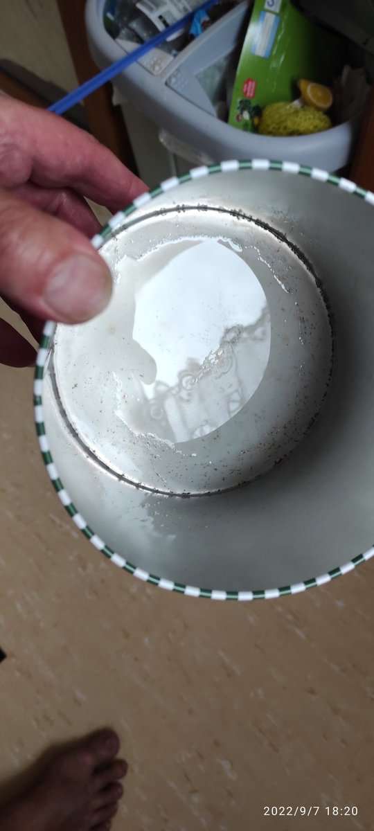 MasterRelaxe's tweet photo. #Keksdose in dieser Dose war so ne hauchdünne Schicht über dem Blech, welche ich irgendwann mal... weggeputzt habe... 🤔 Mal schauen ob ne Schicht Klarlack hilft. https://t.co/w54jpNQa2Y