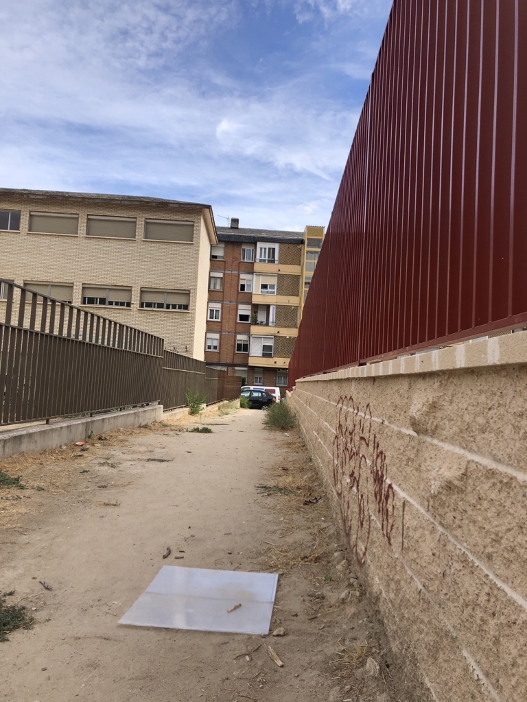 jmonteo's tweet photo. Hoy ha empezado el curso 2022/23 con alumnado. Es una pena que tengamos el entorno del @ceipbartolome e inmediaciones del centro así, por la nefasta gestión de @SerranoAlbertoP que usurpa terreno educativo para otros usos. Retuitea si te importa la educación https://t.co/etckzVZXvD