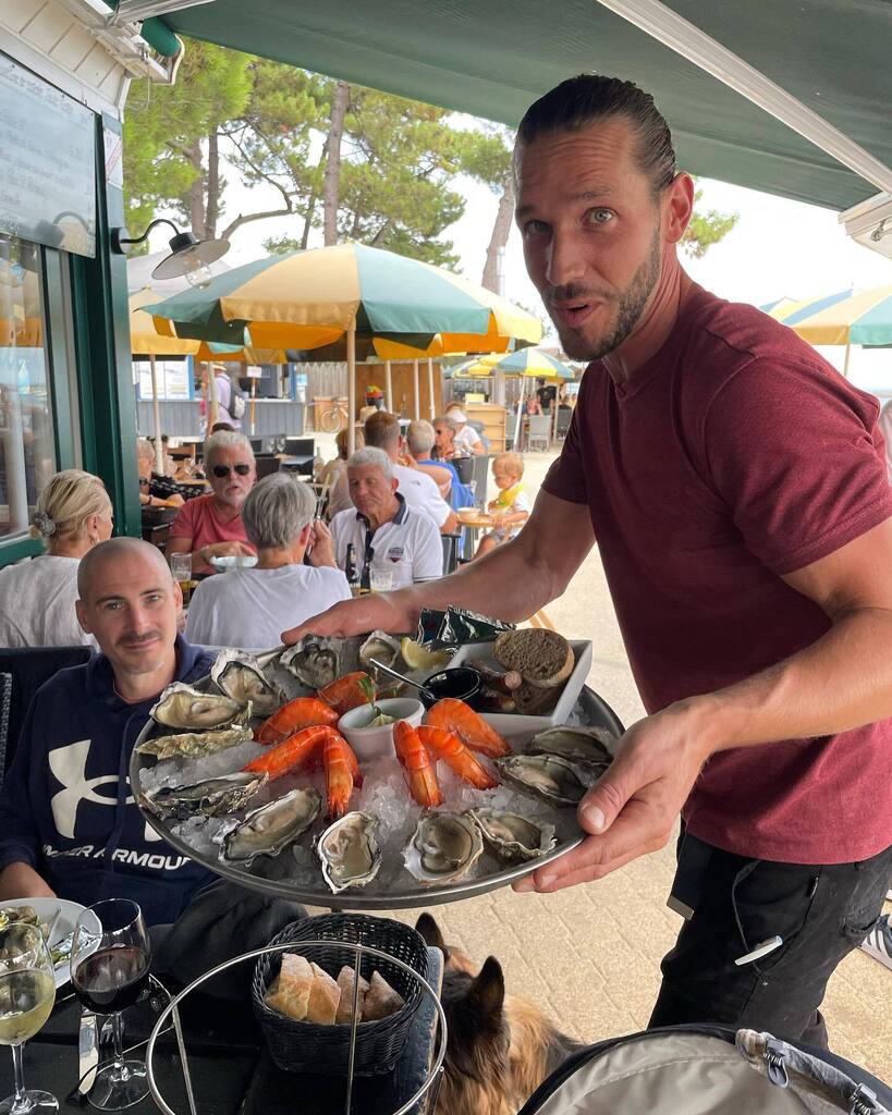 gillespudlowski's tweet photo. Une petite dégustation de fruits de mer avant de repartir du #ferret avec #davidlafforgue à #lescale @lescale.capferret #yummy #foodpics #foodstagram #instagood #foodforthought #delicious #gourmandise #photooftheday #sweet #fresh #tasty #food #foodporn #… https://t.co/TcO88un3nB https://t.co/K66hvlKSWx