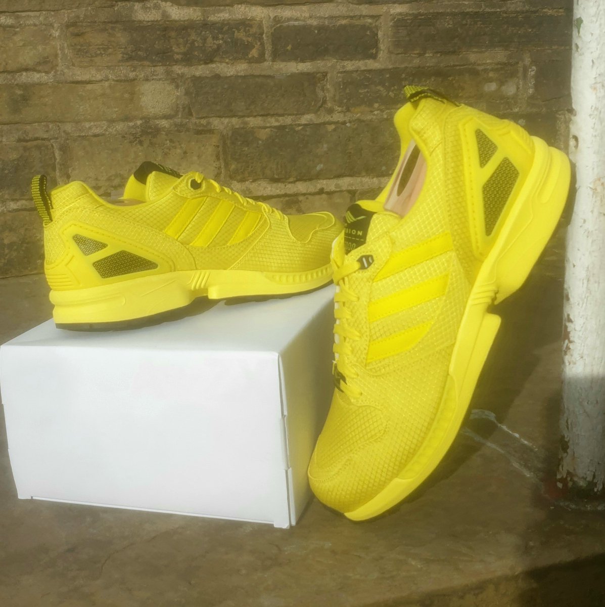 adiFamily_'s tweet photo. K is for Kevlar
adidas ZX5000 #AtoZX #Kevlar
Sun was shining, makes them look all the better 😍
The ripstop ninyl material, the colour, part of a signature series, 5k silhouette, they're immense
Thanks to @man_savings for sharing link ✌🏻
#adiFamily #3stripes2soles1love https://t.co/QcLT2l5S6m