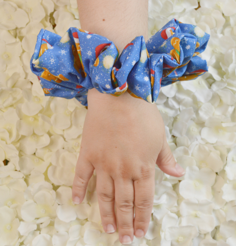 Do you love gingerbread? Check out the new blue gingerbread mega scrunchie now available on the website. 
#MHHSBD #Craftbizparty #UKMakers #ShopIndie #SBS #htlmp
