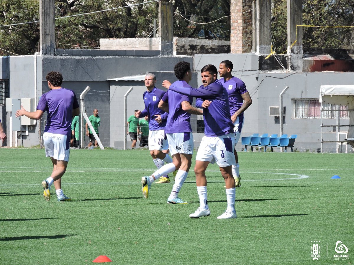 CopaAUFUruguay's tweet photo. #RACvsDEF | 📸 | ¡Previa del partido!
Calentamiento en el Estadio Parque Palermo a minutos de comenzar el partido.
➡️ @RacingClubUru - @DefensorSp
➡️ Tercera Fase #CopaAUFUruguay
#JuegaUnPaís https://t.co/O7gxAwczNJ