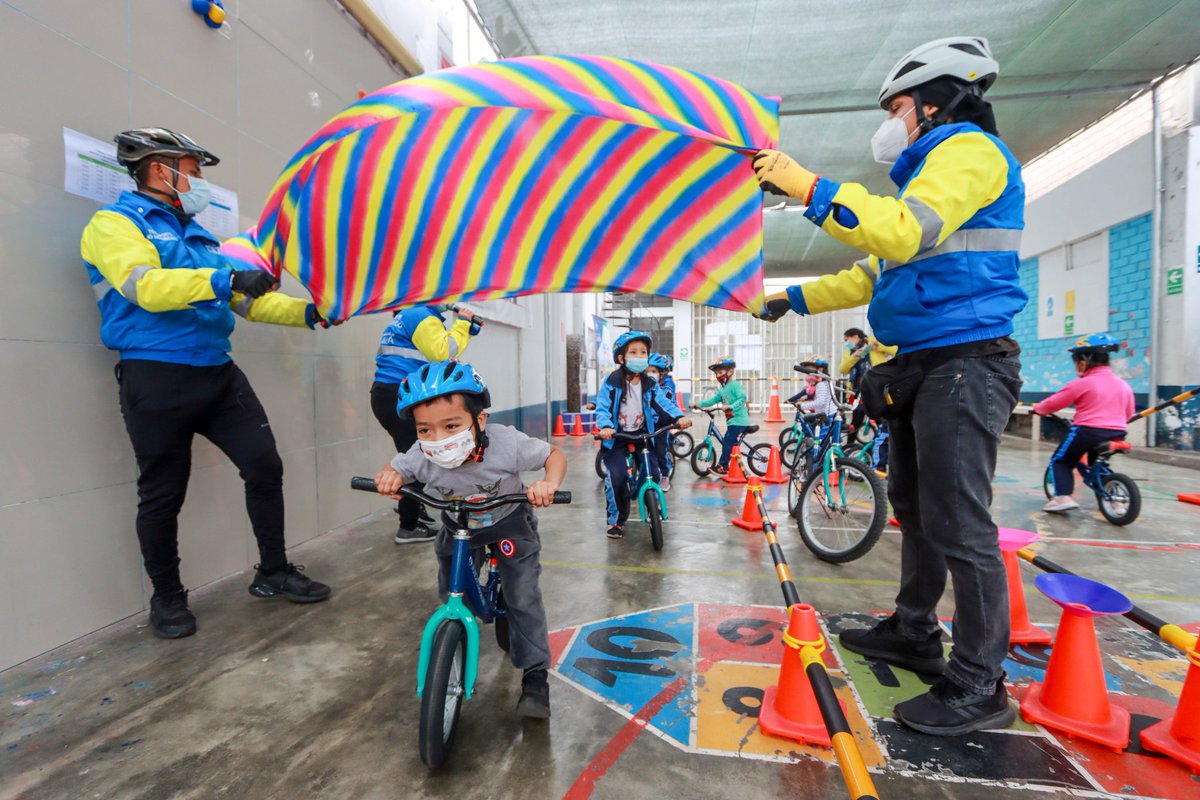 GMU_Lima's tweet photo. Continuamos con las actividades por la #SemanaDeLaEducaciónVial. Hoy, el taller #SinRueditas visitó la I.E Condevilla Señor I, en el distrito de San Martín de Porres, donde los pequeños con ayuda de la bicicleta trabajaron su psicomotridad fina y gruesa mediante juegos. https://t.co/c6pud6rWhp