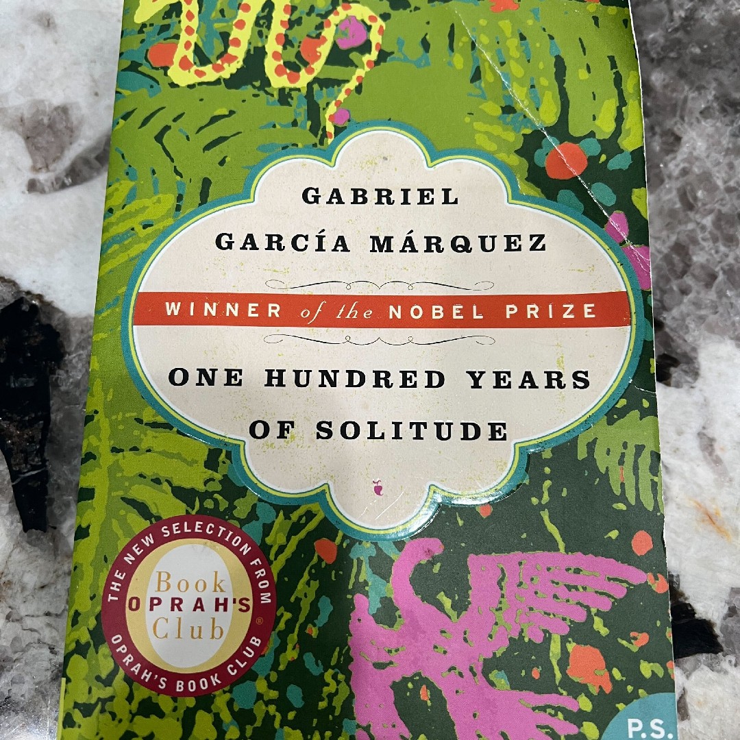 B2comm's tweet image. Our team of avid readers just couldn&apos;t pass up #NationalReadABookDay. 📚 Scroll through to see what we&apos;re reading. 
#MagicLessons, #PerfectHealth #OtherBirds #OneHundredYearsofSolitude #VelvetRage #CrushIt #Fallreading🍂