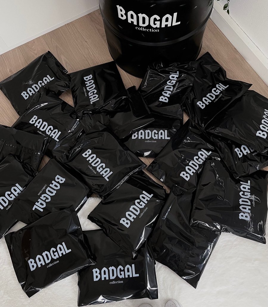 Badgal_Co's tweet photo. Quelle joie de vous envoyer désormais vos commandes dans ces emballages 😍 

Pour les filles de #Nantes, on a aussi pensé à vous, vous aurez vos sacs noirs avec le logo, et les sacs sont d’une qualité incroyable hihi, nous les recevrons bientôt ! https://t.co/3ks9Qg0gIK