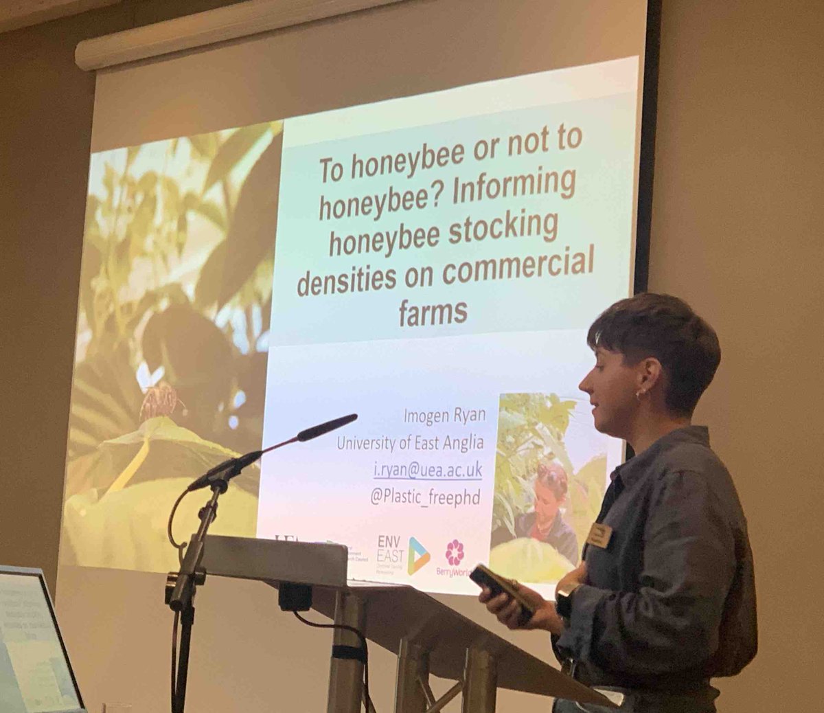 AABiologists's tweet photo. Imogen Ryan @plastic_freephd looks at the impact of managed honeybee populations on the pollination of raspberry plants... Take home is that required pollinations are much less than would occur w managed (not wild) visits... therefore they are likely not needed! #Pollinators22 https://t.co/j3tKgnJx3L