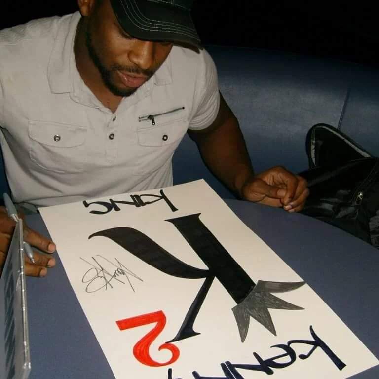 LVSignChick's tweet photo. Don't know if @KennyKingPb2
remembers, but he asked me some time ago if I understood what the #SignLady means to wrestling...At the time he asked, I thought simply about the compliments...He meant something more than that...
#wrestlerpositivity #SignLadyHistory https://t.co/m34DWZPUs4
