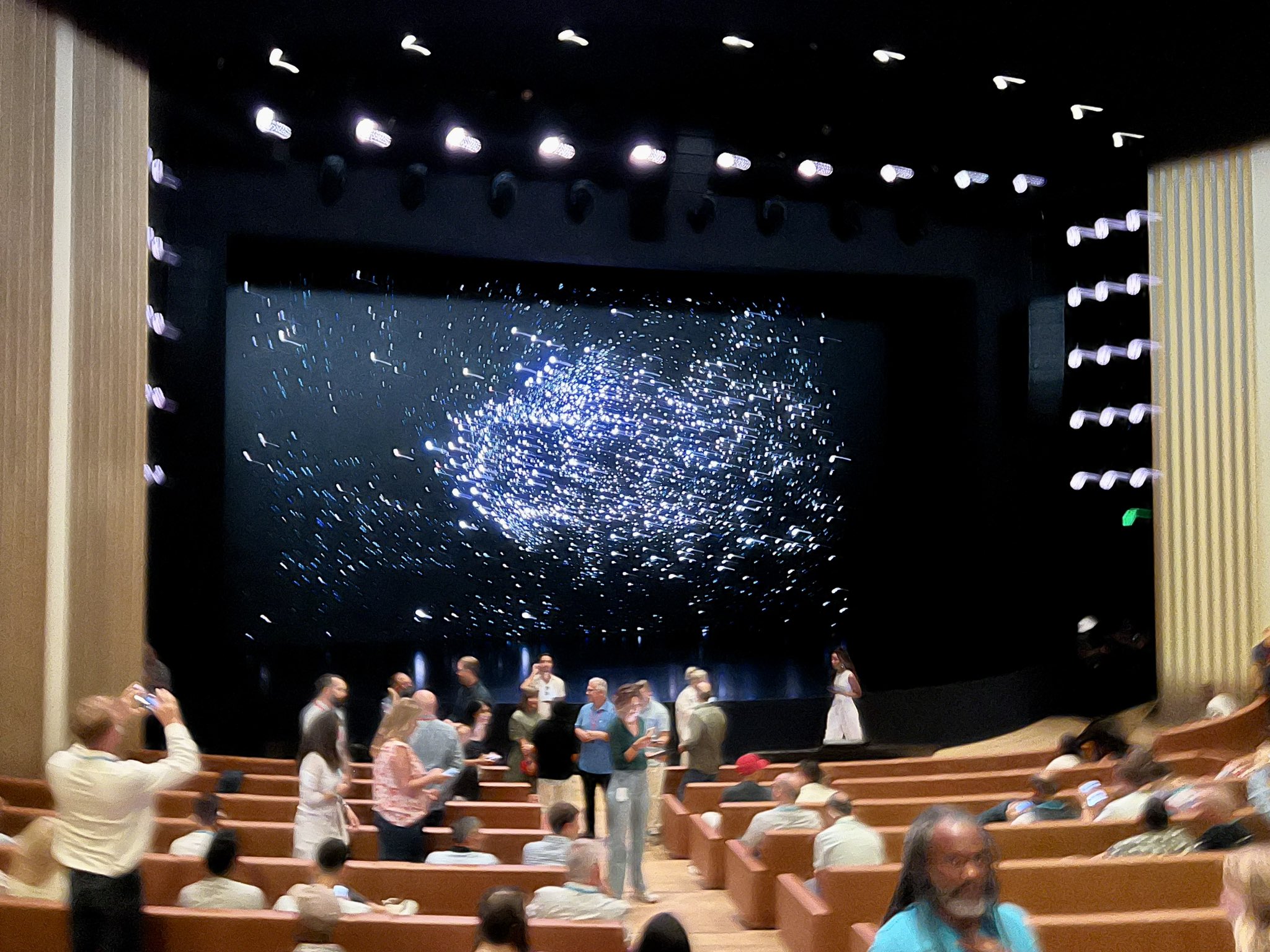 FcEREamaIAA9SzZ?format=jpg&name=large