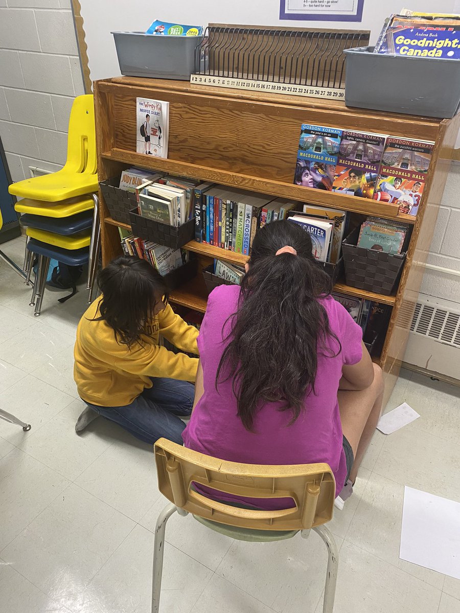 missnreevesroom's tweet photo. Testing out how to pick #goodfitbooks this morning! The 5 finger rules helps us figure out if a book is too easy, just right or too hard! @Albert_School https://t.co/JcVwYRXpTd