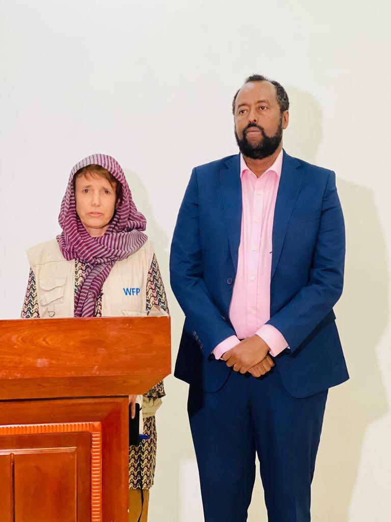nasirarush's tweet photo. SWS Ministerial Drought Response Committee met  with the Emergency Directors of UNICEF @Manuel_Fontaine &amp; @WFP Margot Vandervelden. Discussed the drought emergency situation in SWS and to expedite response to the affected population. Keep on eye #burhakaba #Baidoa situation https://t.co/UtqX22acpD