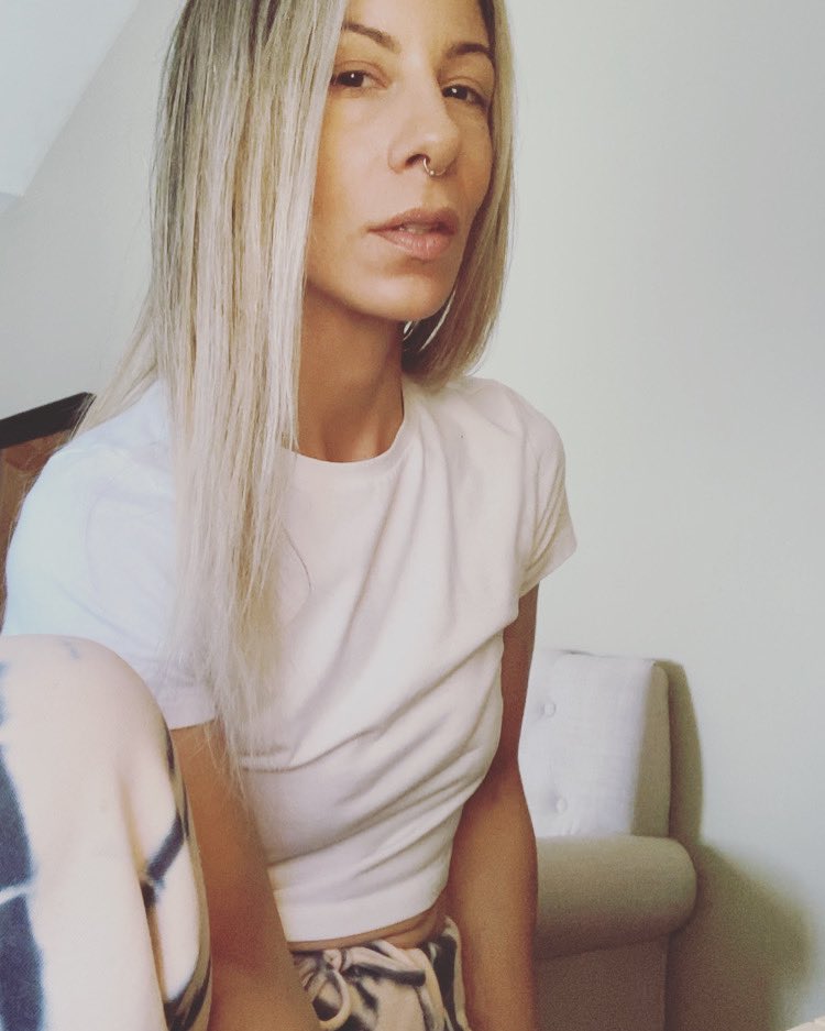 HKG21199540's tweet photo. Should I make another song?? Of course I should! Just sat down at the piano and video chatted w my producer. It’s gonna be 🔥 #newmusic #ep #epcomingsoon #backtothelab #backtowork #makingasong #makeyourownsong #creationprocess #itssofun #theemanicipationofqueenheather #hkg https://t.co/P2nB3qEUXn