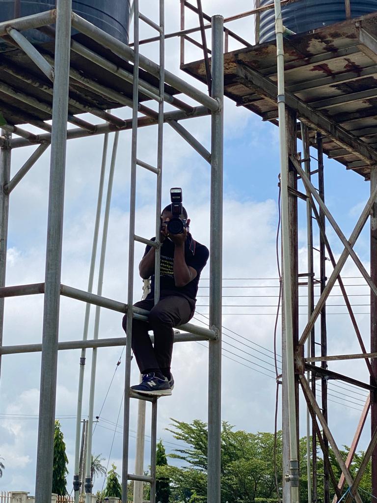 fikayooyewale's tweet photo. I'm also the centre's photographer & #shreditor (a media professional who shoots, produces and edits his or her own videos, films and/or moving digital media).
Hence, you hardly find my pictures (and I am content with this). But some colleagues caught me in the act! lol https://t.co/wlFBk1mD9i