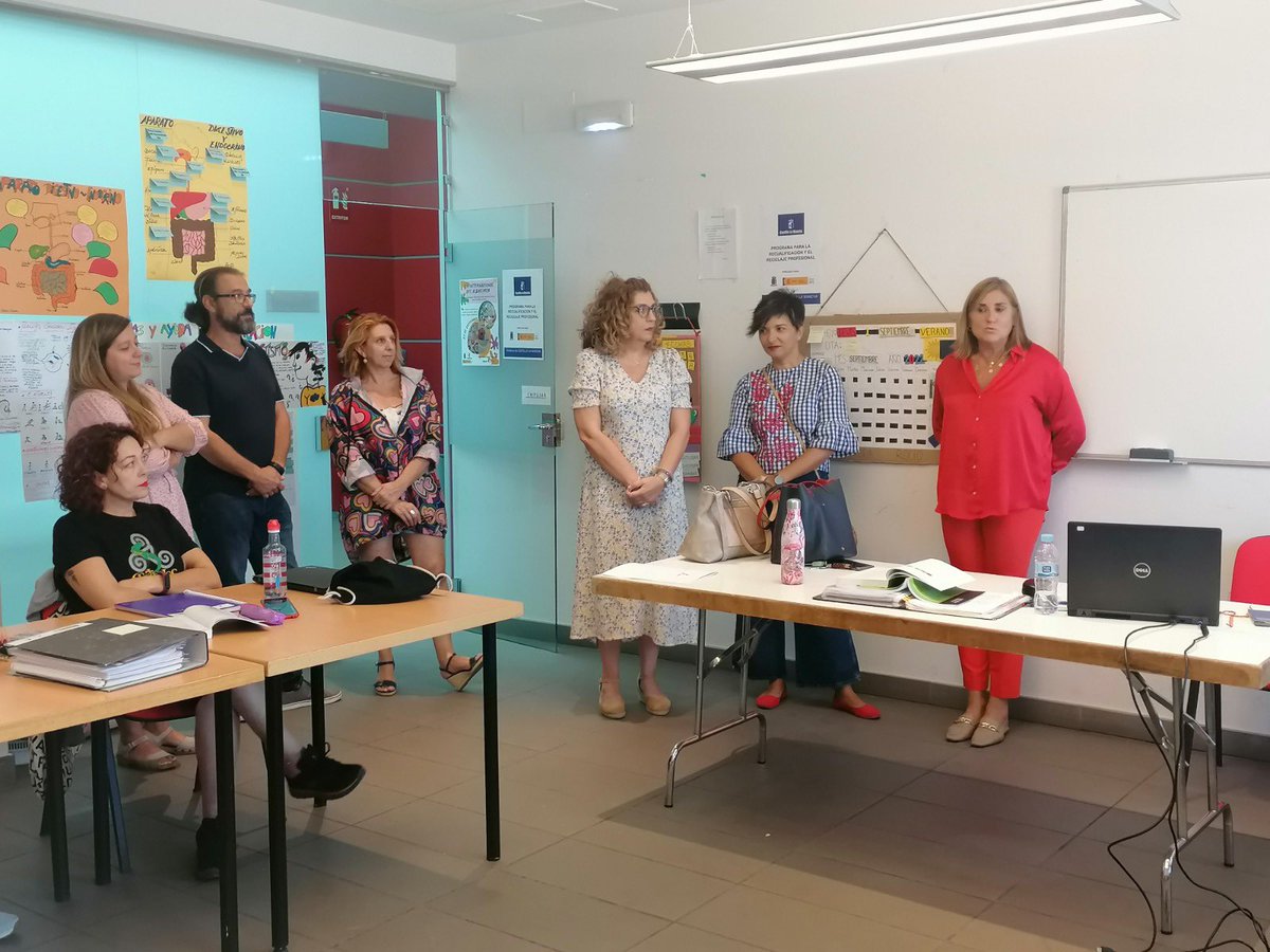 JCCMGuadalajara's tweet photo. 8 personas de Villanueva de la Torre tienen desde junio una oportunidad laboral gracias al programa #Recual, que además les capacita profesionalmente en ‘Atención sociosanitaria a personas en el domicilio’. @SusanaBlasEste1 ha visitado junto con @SonsolesRico a sus participantes. https://t.co/9bZsU6YdS9
