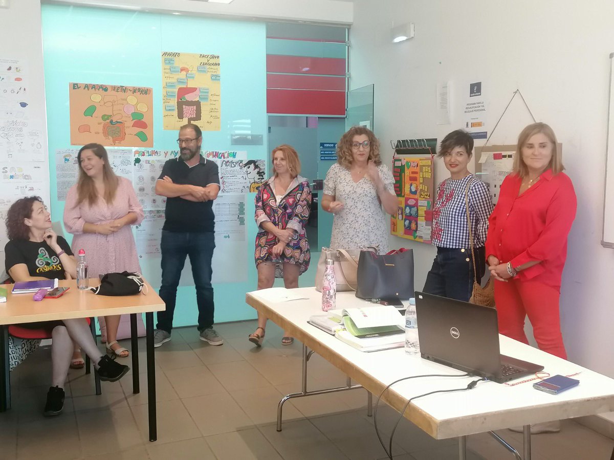 JCCMGuadalajara's tweet photo. 8 personas de Villanueva de la Torre tienen desde junio una oportunidad laboral gracias al programa #Recual, que además les capacita profesionalmente en ‘Atención sociosanitaria a personas en el domicilio’. @SusanaBlasEste1 ha visitado junto con @SonsolesRico a sus participantes. https://t.co/9bZsU6YdS9