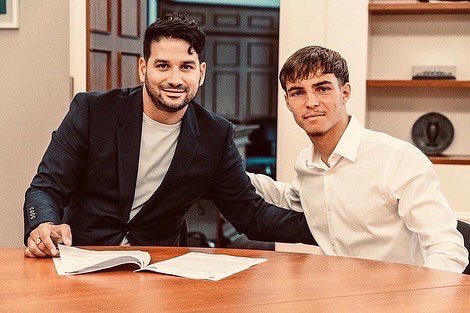 AlfonsoStelli's tweet photo. ✍🏻📃 Fier de vous annoncer la signature du premier contrat professionnel d’Antoine GAUTHIER pour les 3 prochaines saisons au sein du club de L’@asseofficiel 🟢🟢 @Ligue2BKT , son club formateur. 

Une nouvelle fois, merci à toi, à ta famille et au club pour la confiance accordée https://t.co/A2iRtfsUBt