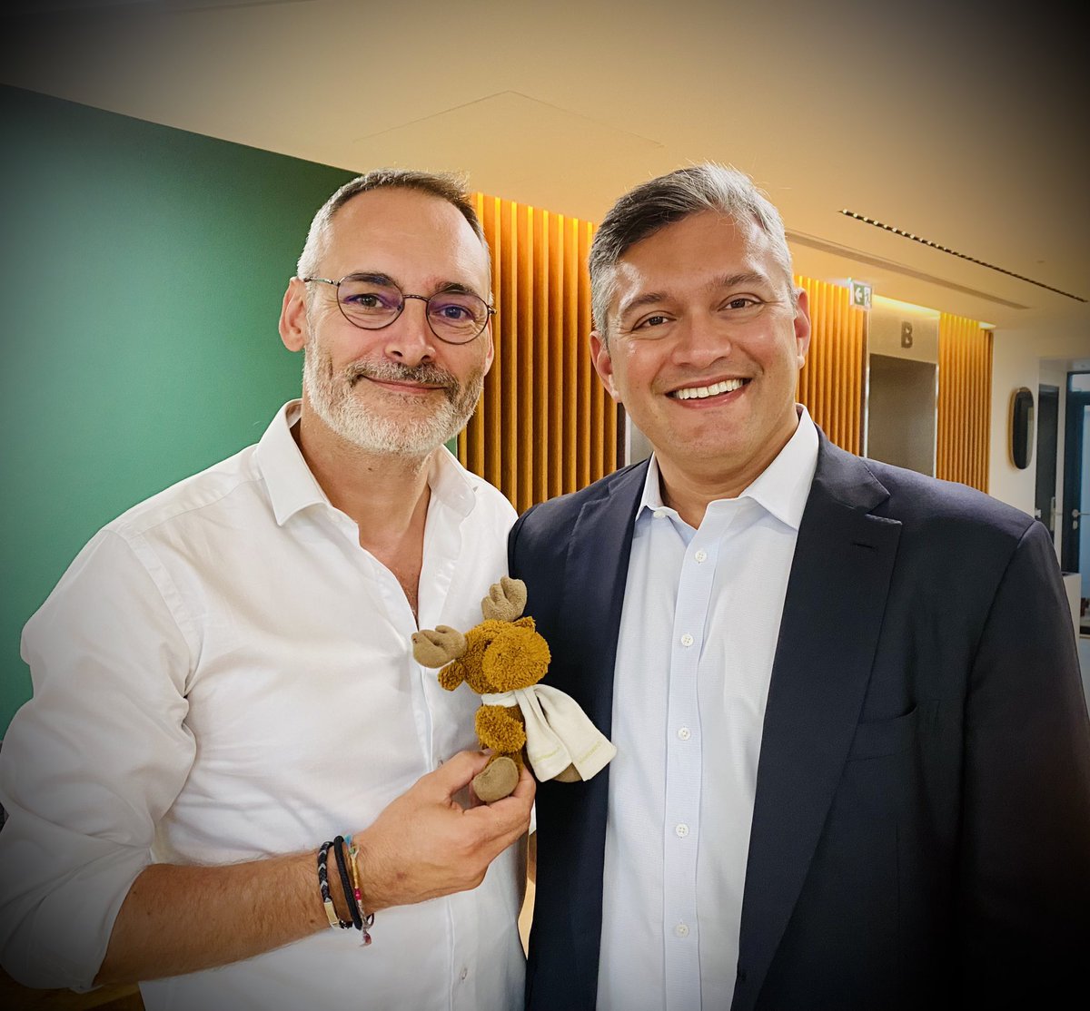 How cool is that? #elkie at the <a href="/elastic/">Elastic</a> Paris office to meet our CEO in person. 🤗