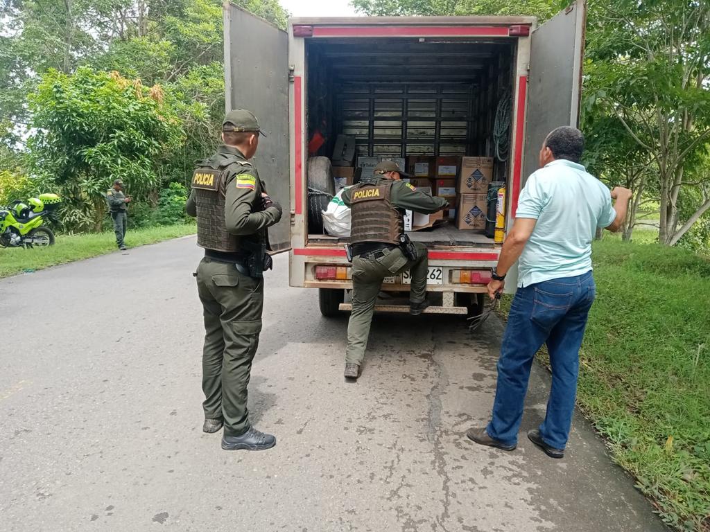 PoliciaDECOR's tweet photo. En  #Momil realizamos planes de registro, control y verificación de antecedentes, con el fin de garantizar la seguridad ciudadana.  #TodosContraElHomicidio #ImplacablesContraElDelito https://t.co/3Xr1lYXcP0