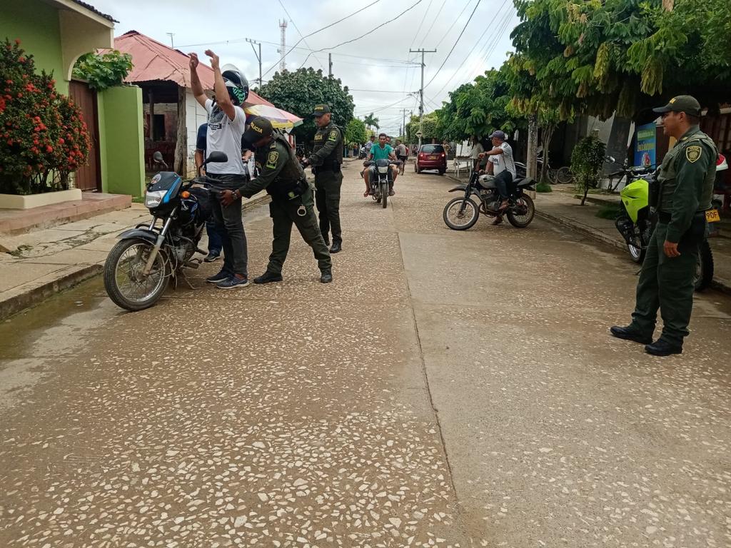 PoliciaDECOR's tweet photo. En  #Momil realizamos planes de registro, control y verificación de antecedentes, con el fin de garantizar la seguridad ciudadana.  #TodosContraElHomicidio #ImplacablesContraElDelito https://t.co/3Xr1lYXcP0