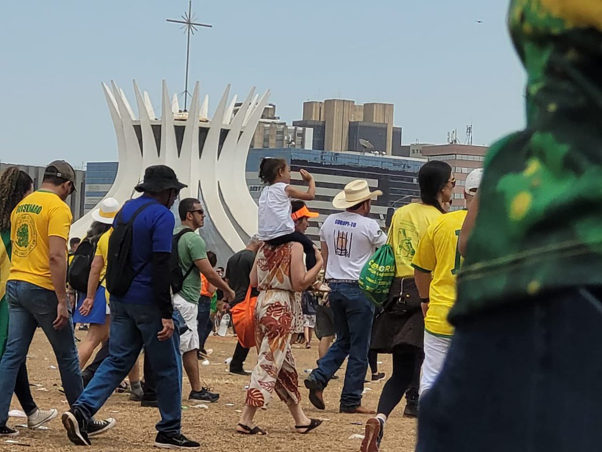 augustosnunes's tweet image. Aos olhos dos democratas de manifesto, a foto mostra um pequeno fascista nos ombros da mãe golpista, a caminho de outra manifestação contra o Estado de Direito, ambos dispostos a tudo para destruir o STF e a Justiça Eleitoral