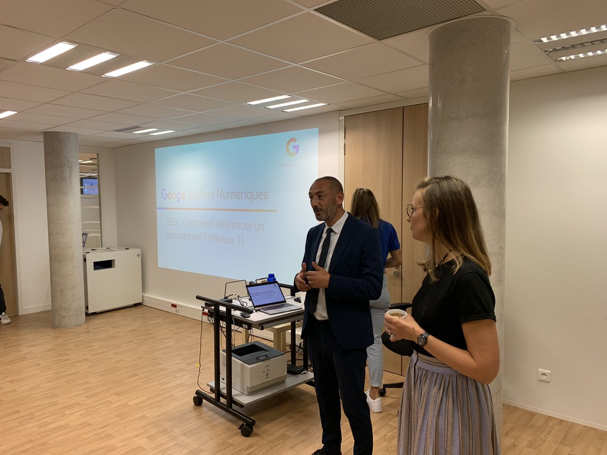 J_Sanfilippo's tweet photo. Le Mini-Van « Ateliers Numériques @GoogleEnFrance » a fait une halte à l’agence @poleemploi_ara de #LyonPartDieu 🛑
Grâce à la mobilisation des équipes de @lpgael et de Yannick S, près de 100 demandeurs d’emploi ont pu participer à 3 Ateliers Numériques sur la Création d’activité https://t.co/uJRhV9orHP