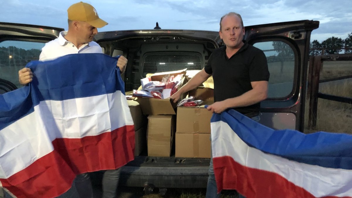 OmroepGLD's tweet photo. Boeren gaan duizend nieuwe vlaggen omgekeerd ophangen langs N18 https://t.co/qkJ84CIz9H https://t.co/QNv7SuGPl5