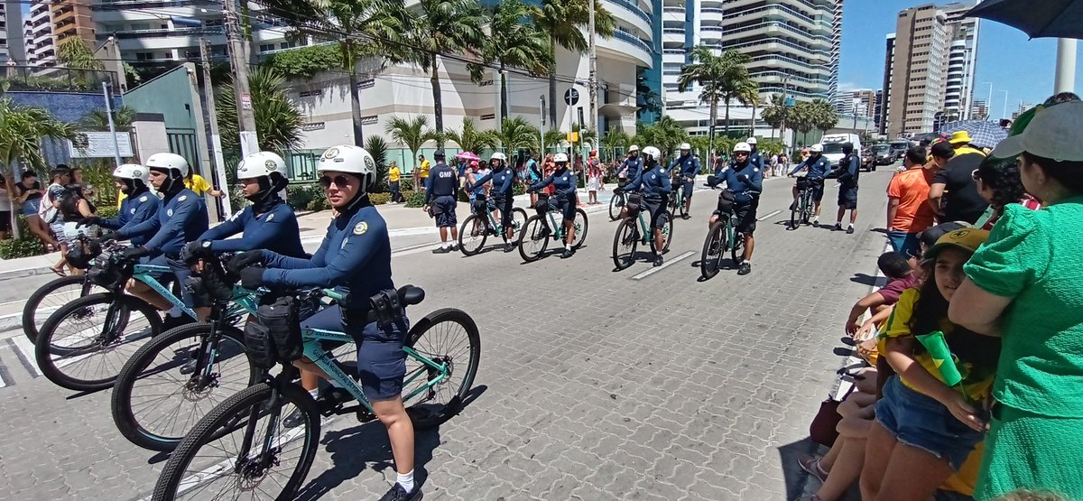 Prefiroirdebike's tweet photo. Guardas municipais de Fortaleza em suas bicicletas durante o desfile de 07 de Setembro. Bike é possível! https://t.co/RvnwRn9fbQ