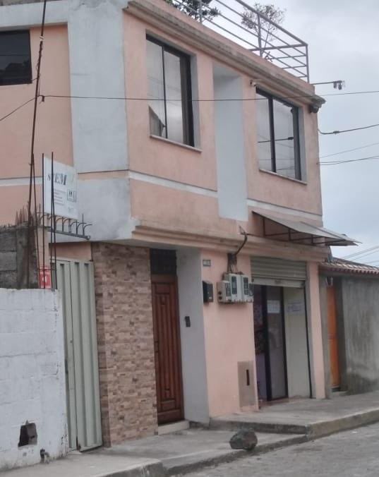 Repito la Dirección del infierno donde está el 🐶: Bella Aurora n46-262 y Francisco Montalvo. Barrio Cochapamba Norte. Contactos: Fernanda 0998631133 o Isaac 096 926 4017 
<a href="/AVAstudillo/">Alberto Astudillo B.</a> <a href="/jcarlosaizprua/">Juan Carlos Aizprúa</a> <a href="/amcquito/">Agencia Metropolitana de Control</a>