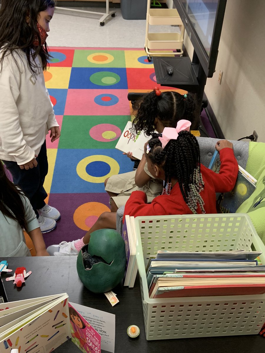 We’ve got some third graders doing their own storytime with ‘Beautiful Oops’! 🥹💖 I love hearing them help each other out with the words they’re struggling with @Carter_AISD @BSaltzberg @mslowpaz #elementary #storytime #beautifuloops